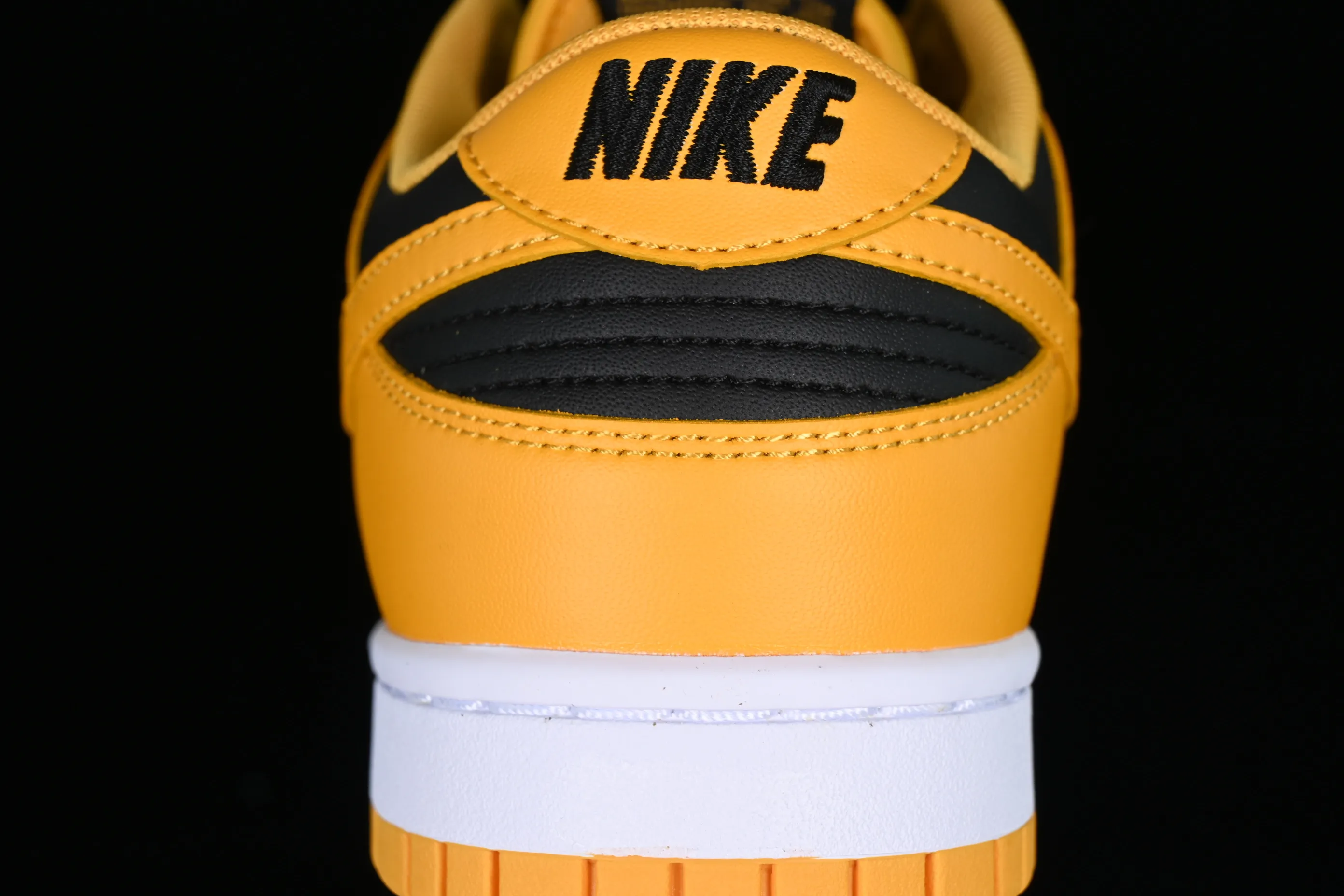 All Categories Nk SB Dunk Series Nk SB Dunk Low Low-top Sneakers Nk Dunk Low "Goldenrod" Black and Yellow University of Iowa SB Smashing Backboard Fashion Casual Sneakers DD1391-004